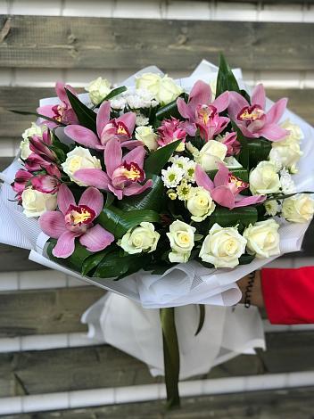 Букет цветов из: Розы и Хризантемы в Рождественской Хаве