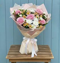 Букет цветов из:  Гвоздики, Орхидеи и Розы в Рождественской Хаве