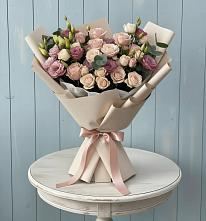 Букет цветов из:  Розы и Лизиантусы в Рождественской Хаве