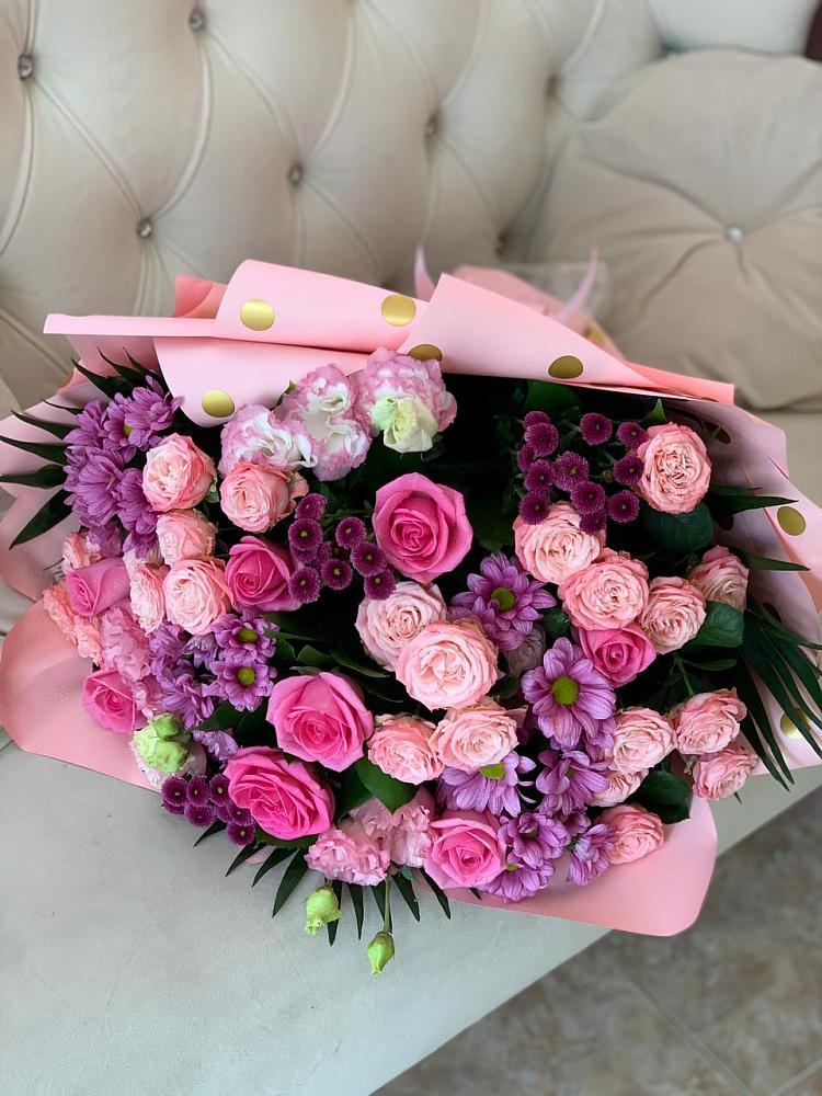 Букет цветов из: Хризантемы, Розы и Лизиантусы в Рождественской Хаве