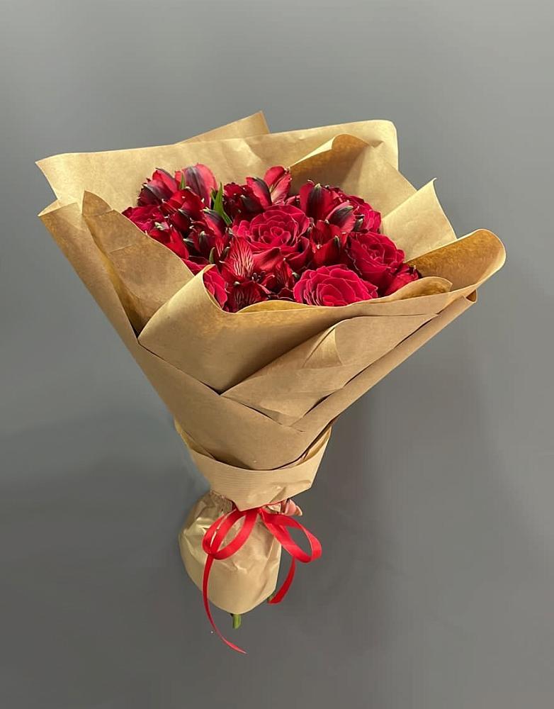 Букет цветов из: Альстромерии и Розы в Рождественской Хаве