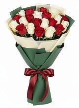Букет Микс из красных и белых роз в Рождественской Хаве