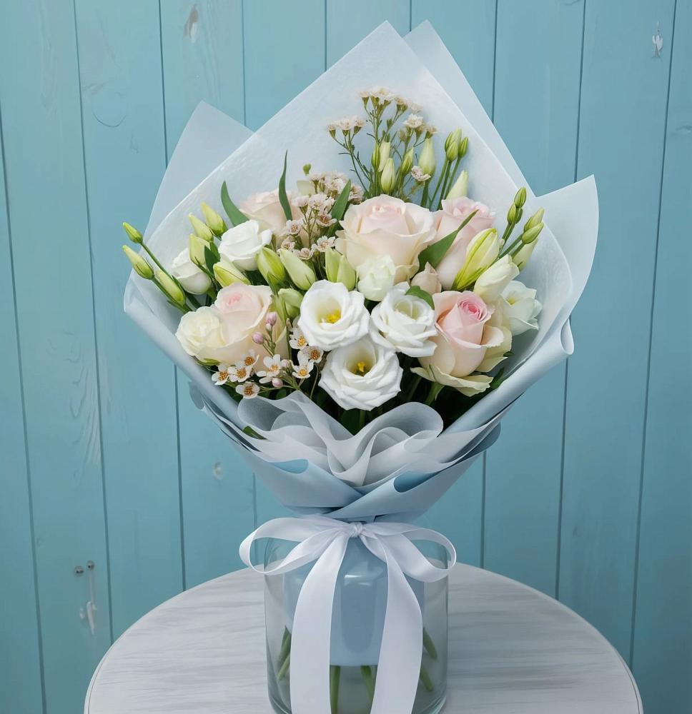 Букет цветов из: Розы и Лизиантусы в Рождественской Хаве