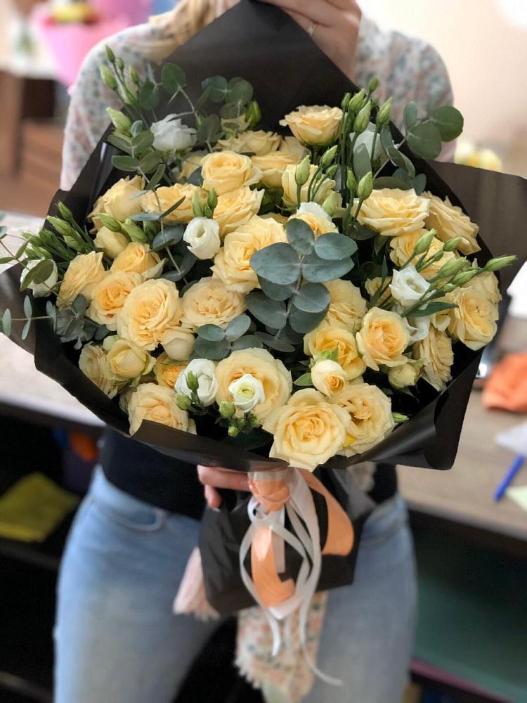 Букет цветов из: Розы и Лизиантусы в Рождественской Хаве