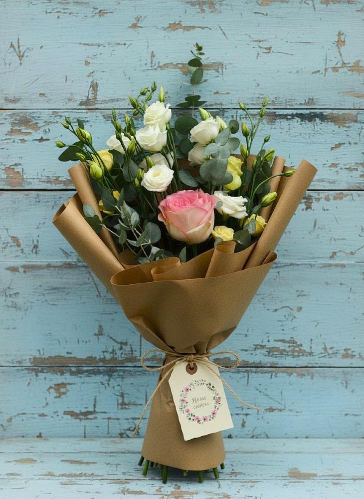 Букет цветов из: Розы и Лизиантусы в Рождественской Хаве