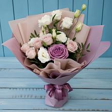 Букет цветов из:  Розы и Лизиантусы в Рождественской Хаве