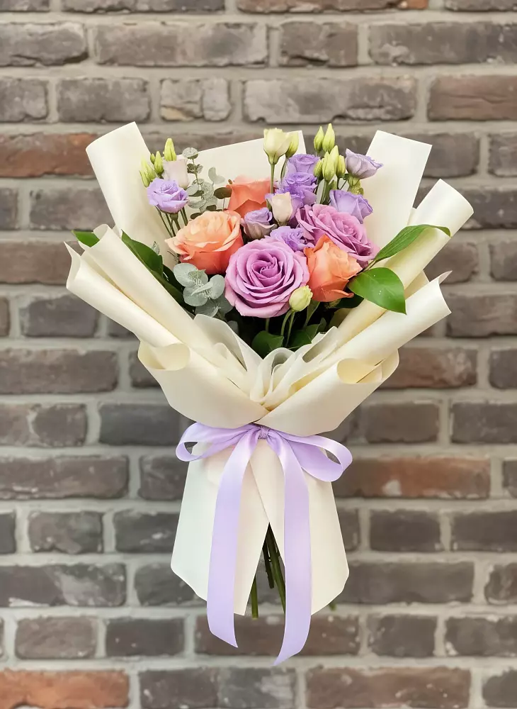 Букет цветов из: Лизиантусы и Розы в Рождественской Хаве