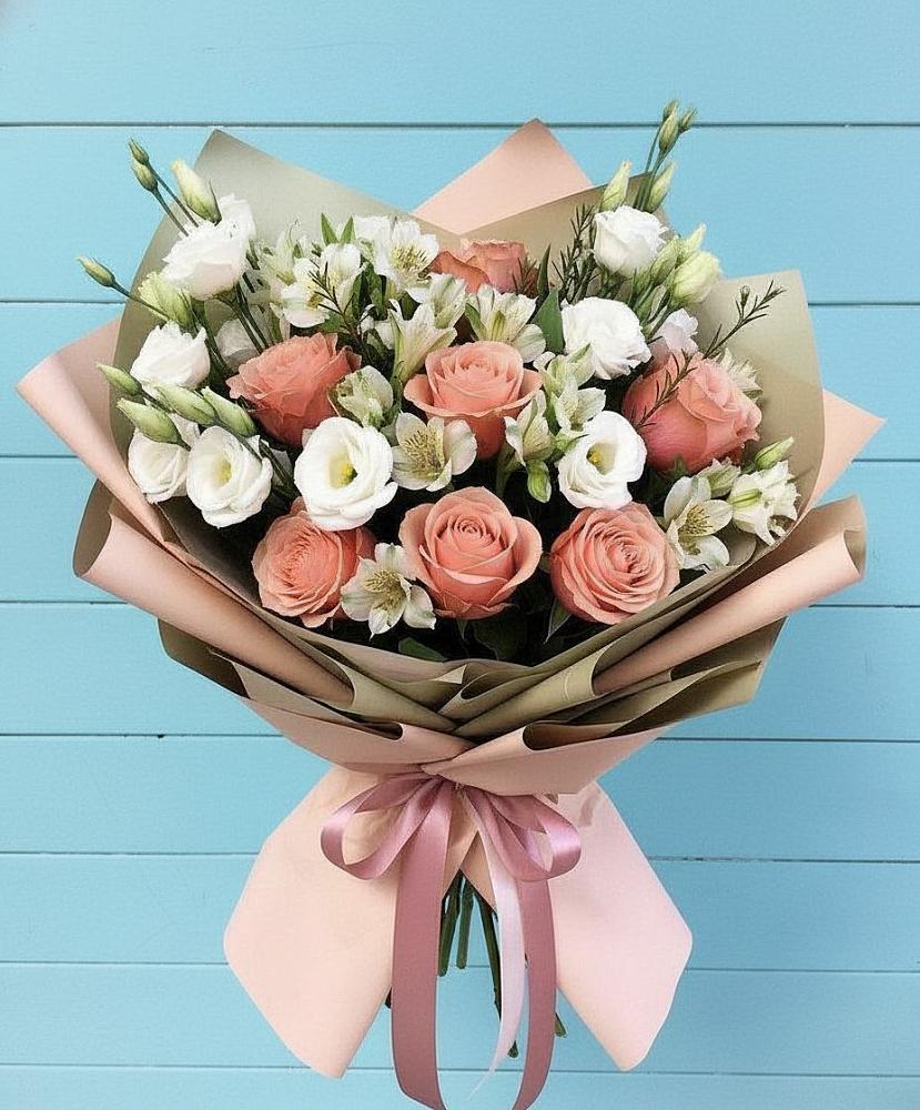 Букет цветов из: Розы, Альстромерии и Лизиантусы в Рождественской Хаве