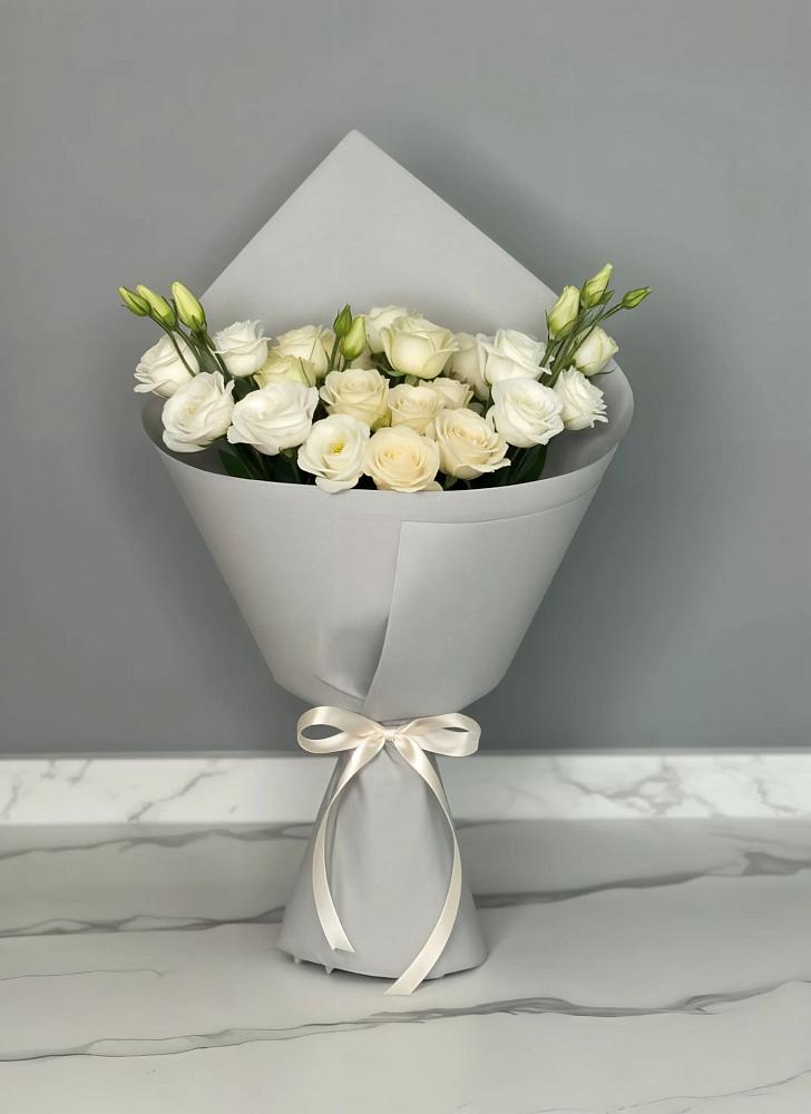 Букет цветов из: Розы и Лизиантусы в Рождественской Хаве