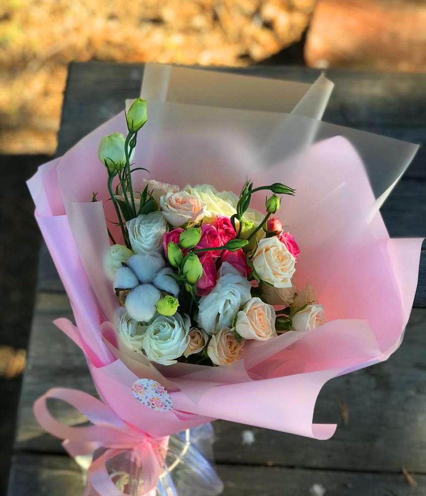 Букет цветов из: Розы и Лизиантусы в Рождественской Хаве