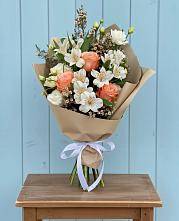 Букет цветов из:  Альстромерии, Лизиантусы, Розы и Хризантемы в Рождественской Хаве