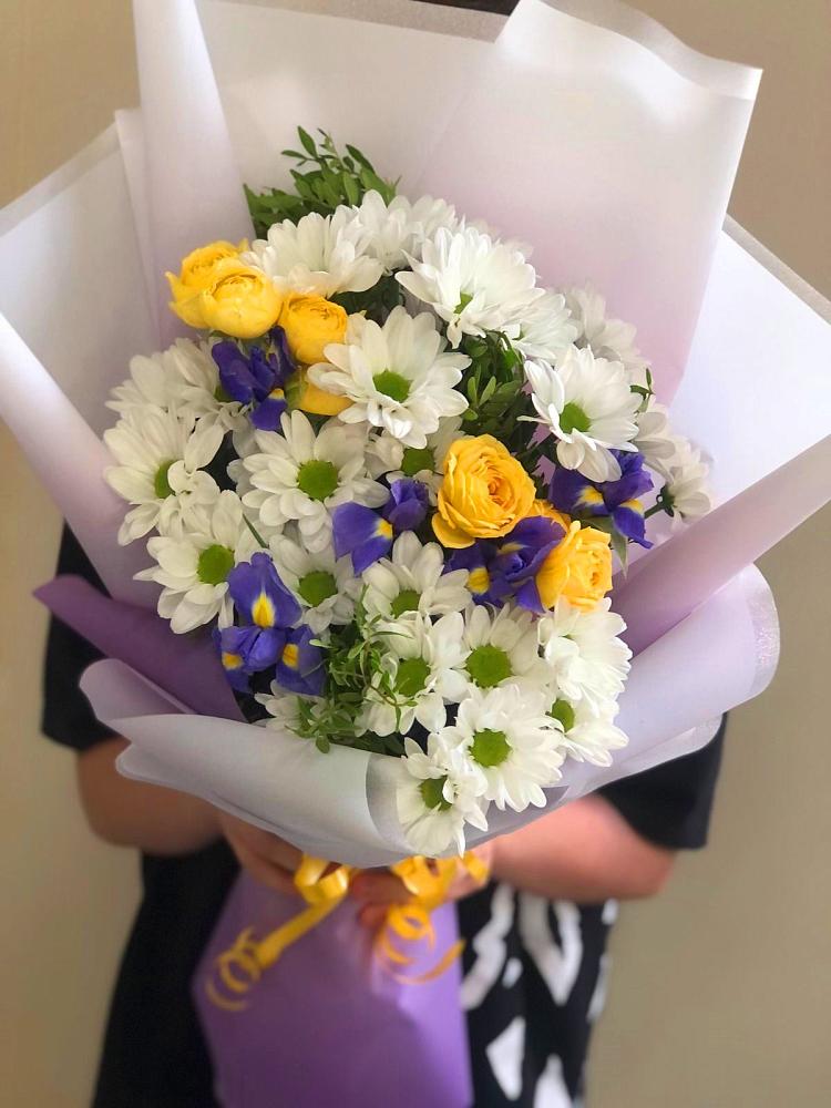 Букет цветов из: Ирисы, Хризантемы и Розы в Рождественской Хаве