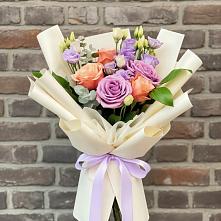 Букет цветов из:  Лизиантусы и Розы в Рождественской Хаве