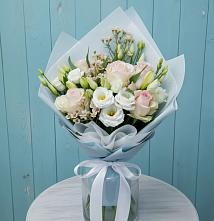 Букет цветов из:  Розы и Лизиантусы в Рождественской Хаве