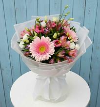 Букет цветов из:  Герберы, Альстромерии и Лизиантусы в Рождественской Хаве