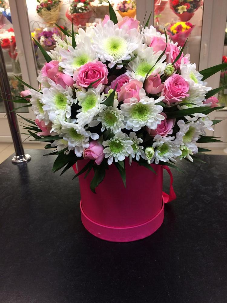 Цветочная композиция из Розы и Хризантемы в шляпной коробке в Рождественской Хаве