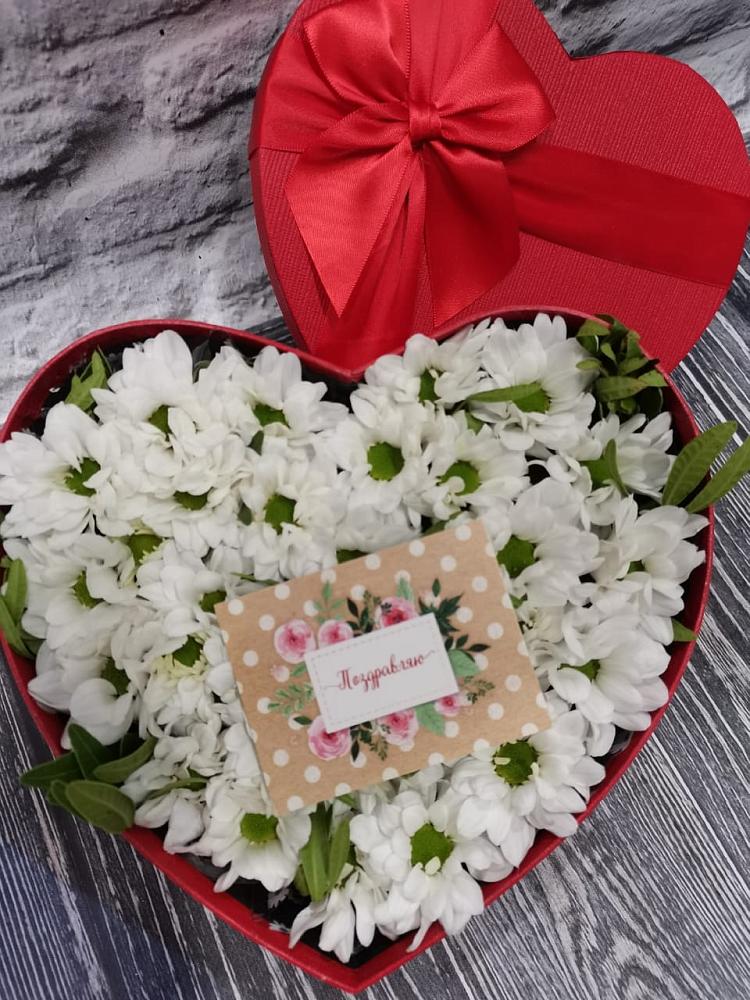 Цветочная композиция из Хризантемы в виде сердца в Рождественской Хаве
