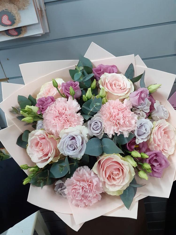 Букет цветов из: Розы, Гвоздики и Лизиантусы в Рождественской Хаве