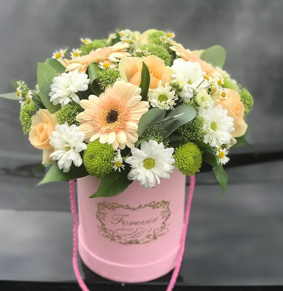 Цветочная композиция из Розы, Герберы и Хризантемы в шляпной коробке в Рождественской Хаве