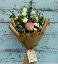 Букет цветов из:  Розы и Лизиантусы в Рождественской Хаве