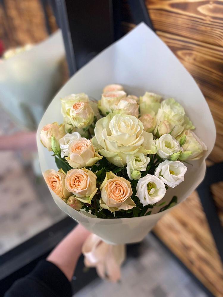 Букет цветов из: Розы и Лизиантусы в Рождественской Хаве