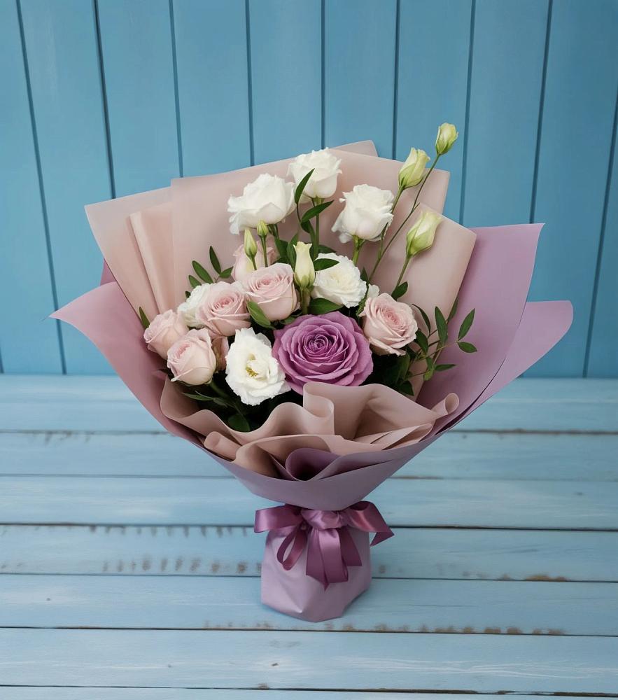 Букет цветов из: Розы и Лизиантусы в Рождественской Хаве